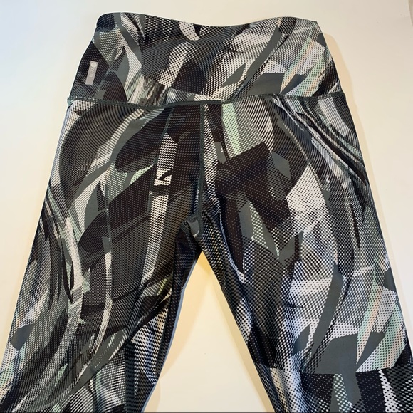 Small Zella white black green pattern high rise studio lite leggings - Picture 7 of 13